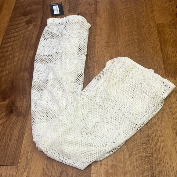 NWT PrettyLittleThing Woman’s White Crochet Brach Flare Pants Size Us 4 - Picture 1 of 7